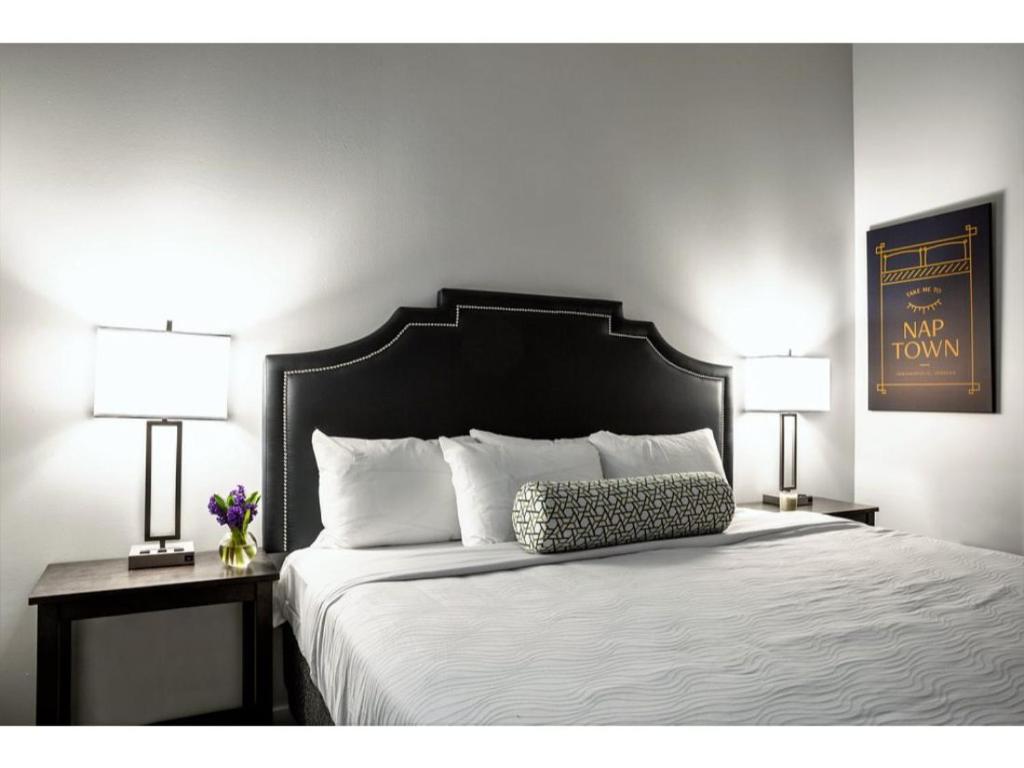 BOLD 2BR 2BA In The Block Apartment by CozySuites!