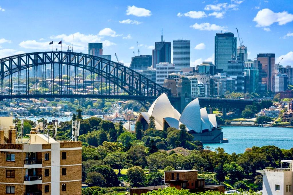 STUNNING SYDNEY CITY & HARBOUR VIEWS!
