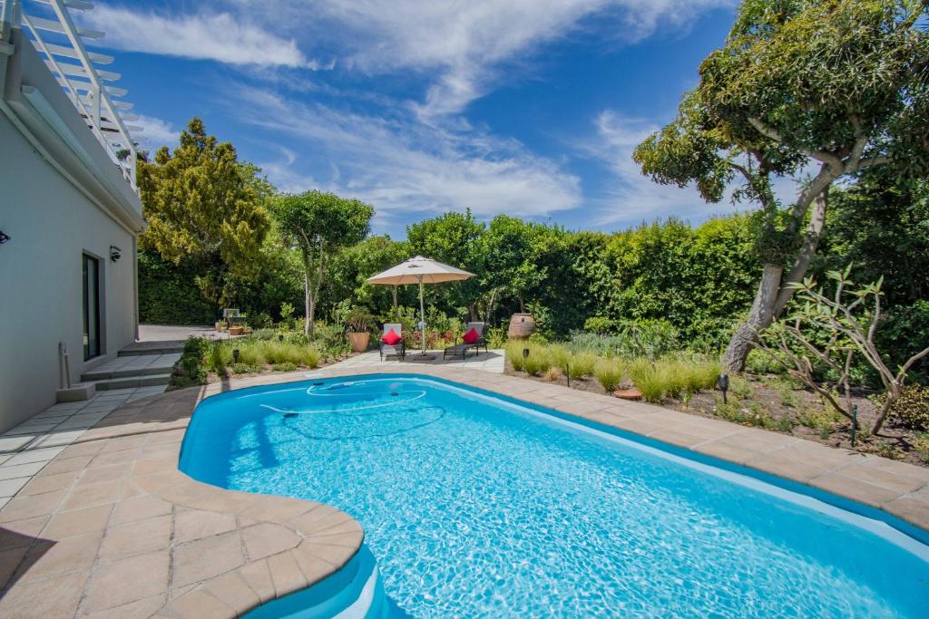 Garden Pool flat