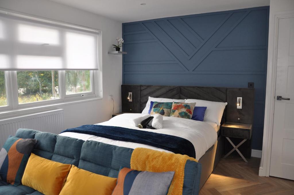 Luxury Studio- MK central- 5 MINS DRIVE TO TRAIN STATION-DIRECT TRAINS TO LONDON