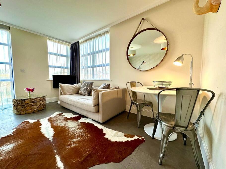 Beautiful Couples Retreat - FREE Parking & WiFi - 1 Minute walk to Poole Quay - Great Location - Free Parking - Netflix - Fast WiFi - Smart TV - Newly decorated - sleeps up to 2! Close to Poole & Bournemouth & Sandbanks