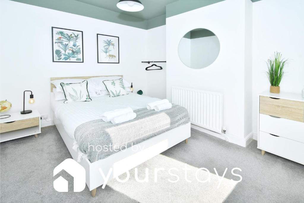 London House by YourStays - 5 Bedroom Home in Hanley Stoke