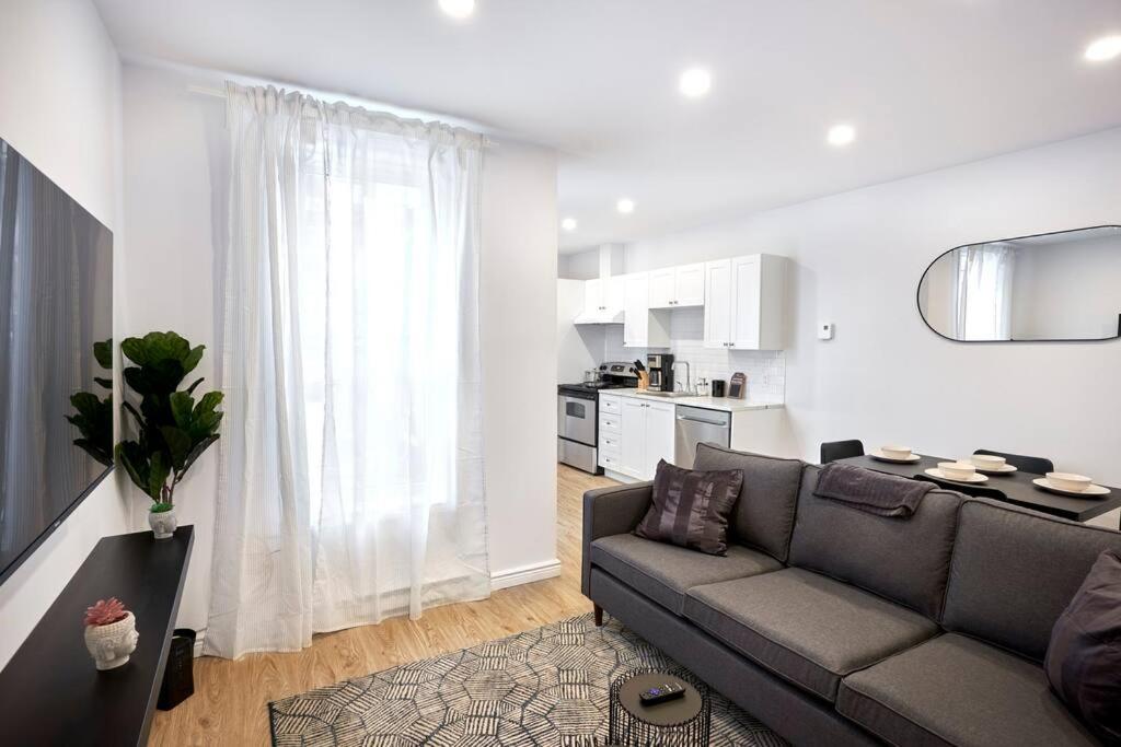 Beautiful 2-bedroom Downtown Mtl With Free Coffee and Parking