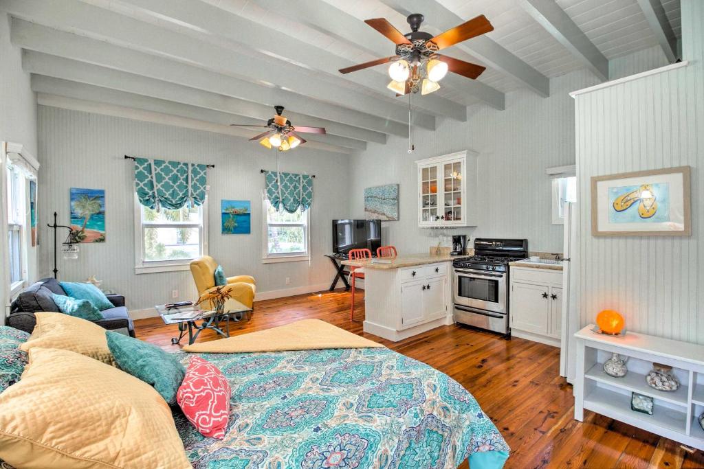 Zen Studio with Pool and Tiki Bar by Atlantic Ave