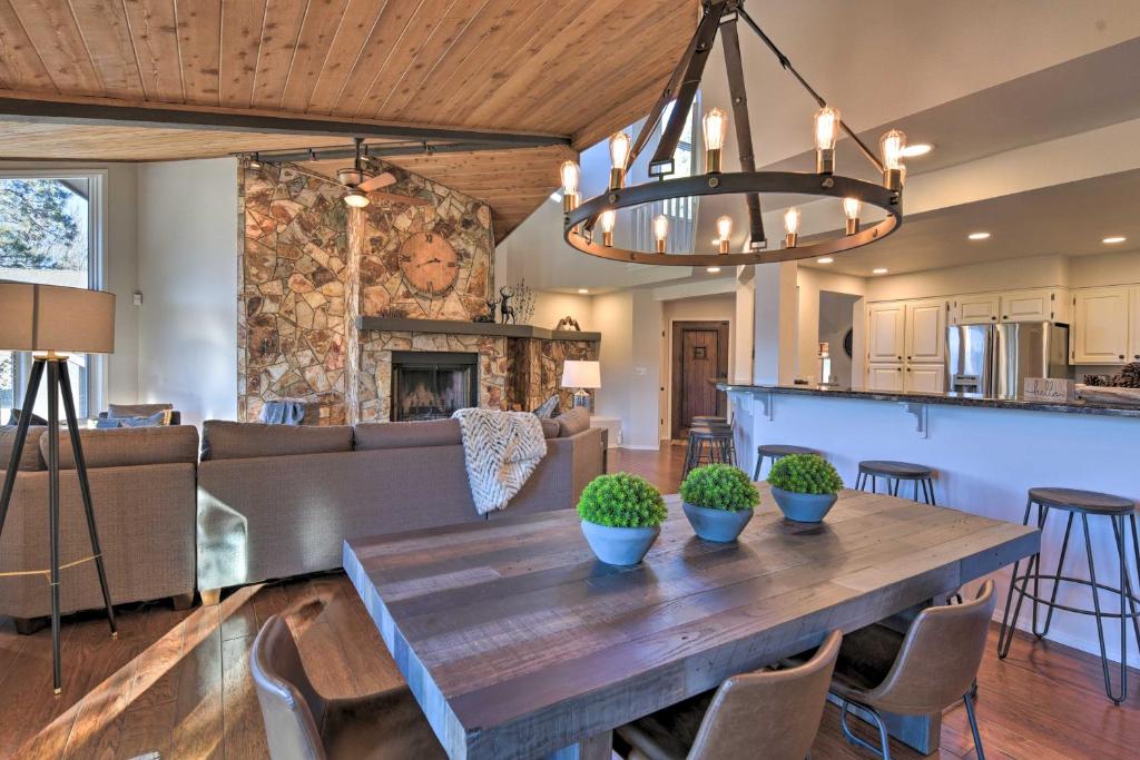 Cabin with Mtn View and Hot Tub by Continental Golf!