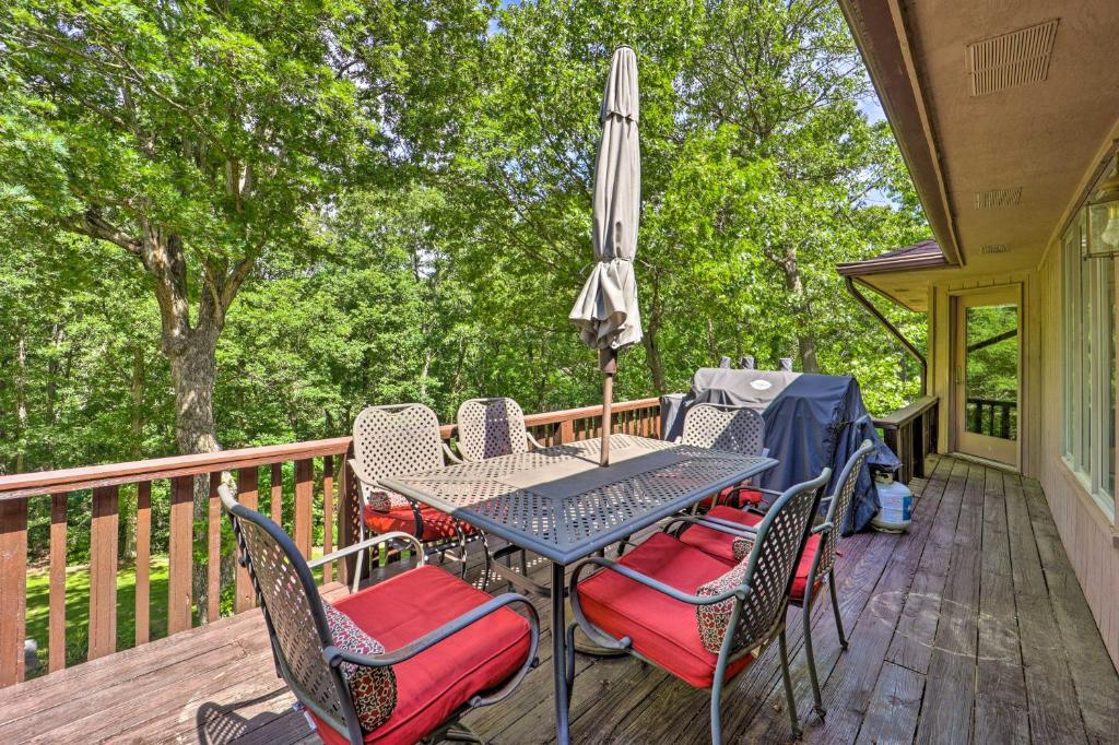 Bella Vista Getaway with Lake Access and Dock! (Bella Vista)
