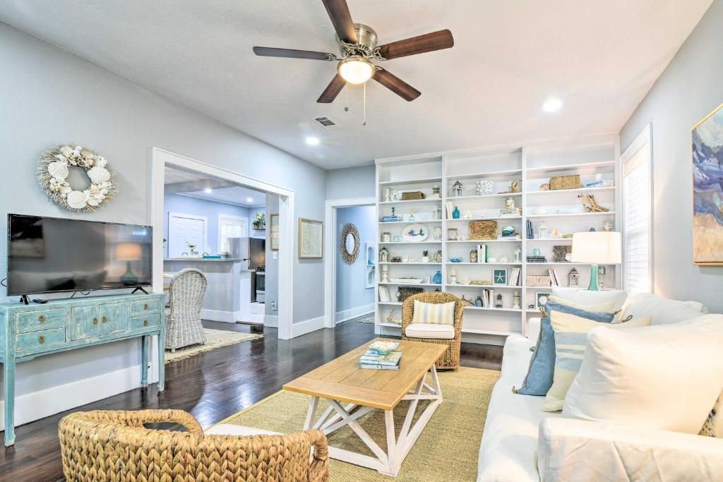Chic Galveston Cottage - 5 Blocks to Seawall!