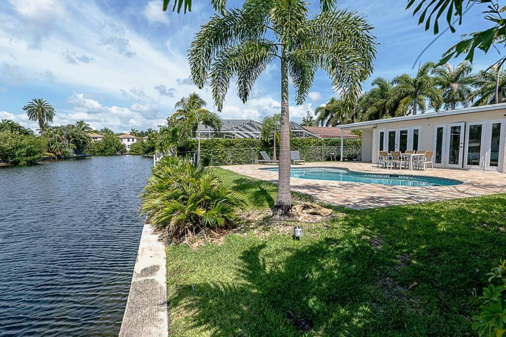 Waterfront & Luxurious Warm Salt Water pool =Paradise