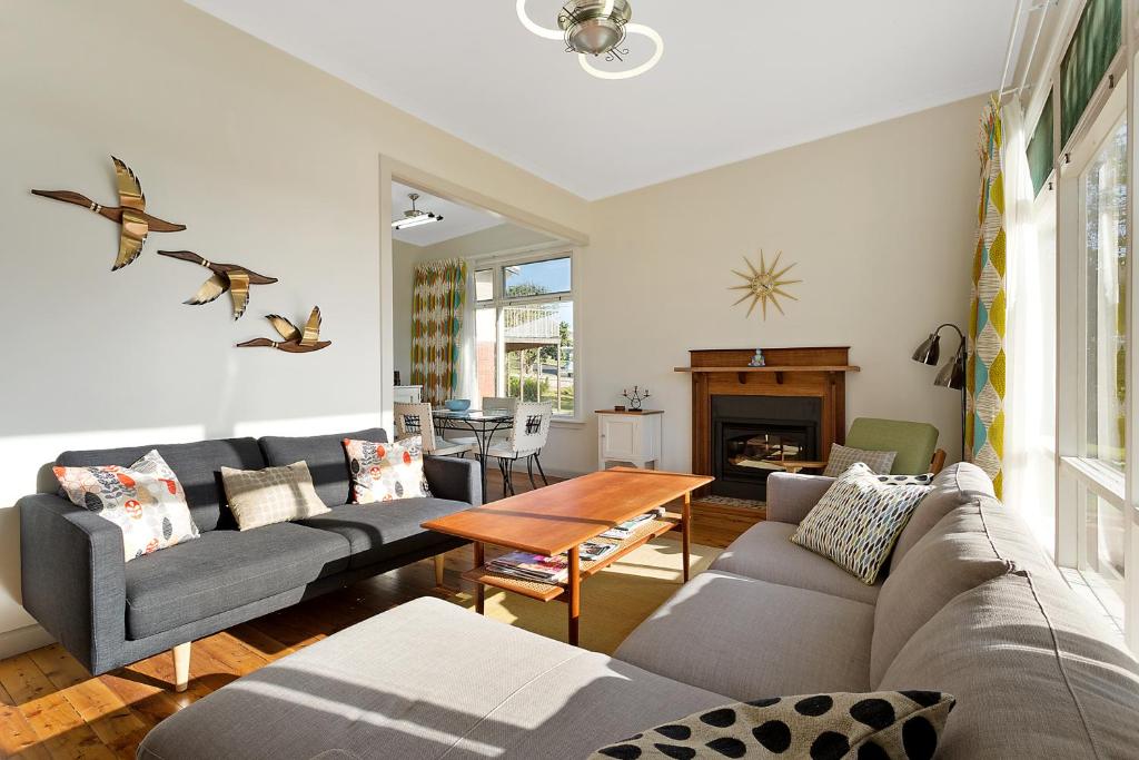 The 50's Beach House (Merimbula)