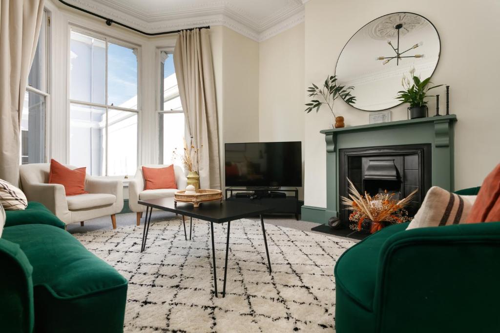 NEW LUXURY for 2022 - Central Plymouth House - Sleeps 10 - Access to Plymouth Hoe - Close to The Barbican - Pets welcome - By Luxe Living