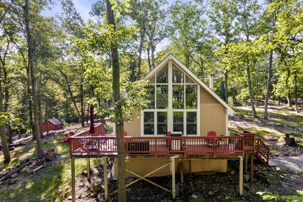 Modern Cabin w Hot Tub & Indoor Pool Gym Access! (Hedgesville)