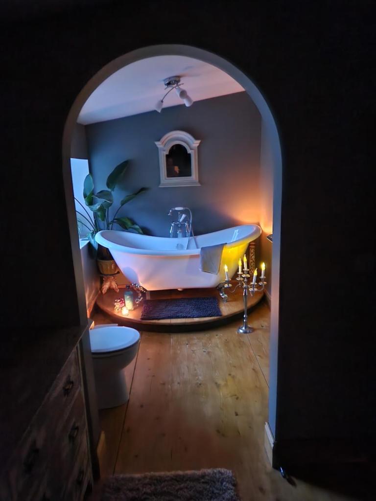 Fyne Byre Cottage - Barn Conversion with Hot Tub (Cairndow)