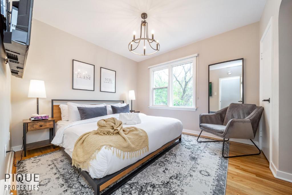 6 Bed Chic Stylish Home I near UofA I Whyte Ave I with Firepit BBQ & Fast WiFi!