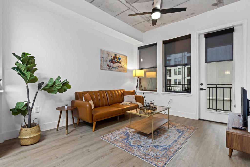 CozySuites Luxurious Midtown Loft 05