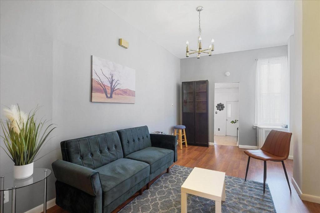 Vibrant Apartment in an Area Filled with Great Places to Eat & Visit