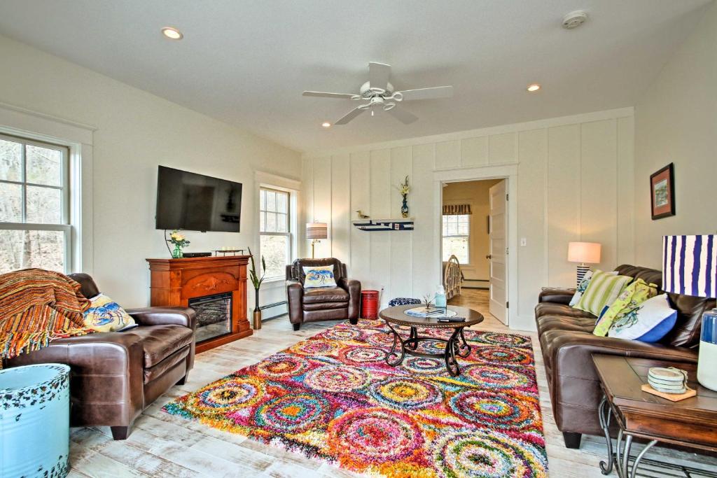 Boothbay Harbor Beach House by Park and Restaurants!