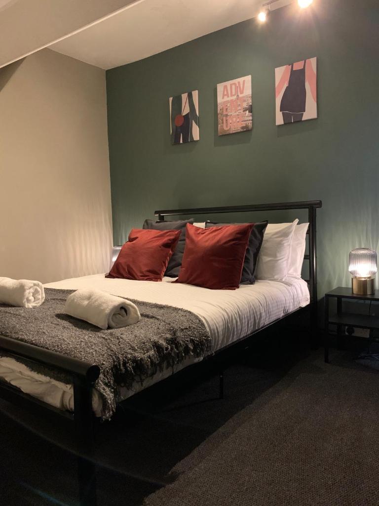 Amy - Traditional 2 bed terrace with free parking & wifi
