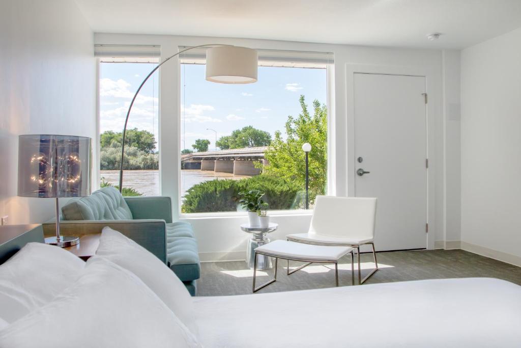 Skyfall Guestrooms (Green River)