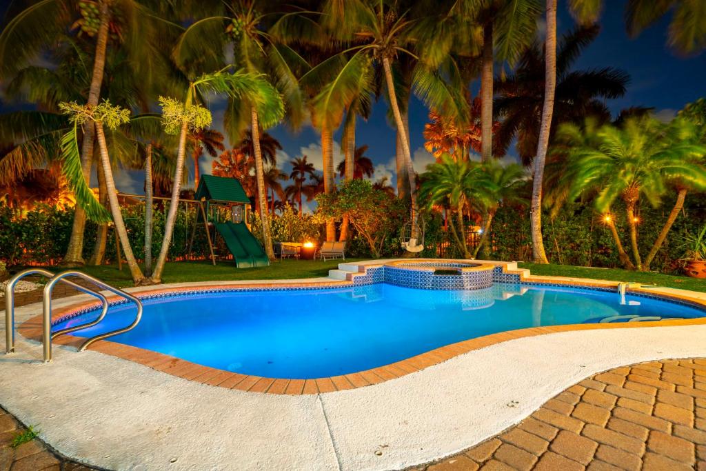 Elegant Home 4300 SF Heated Pool Beach 5min Games