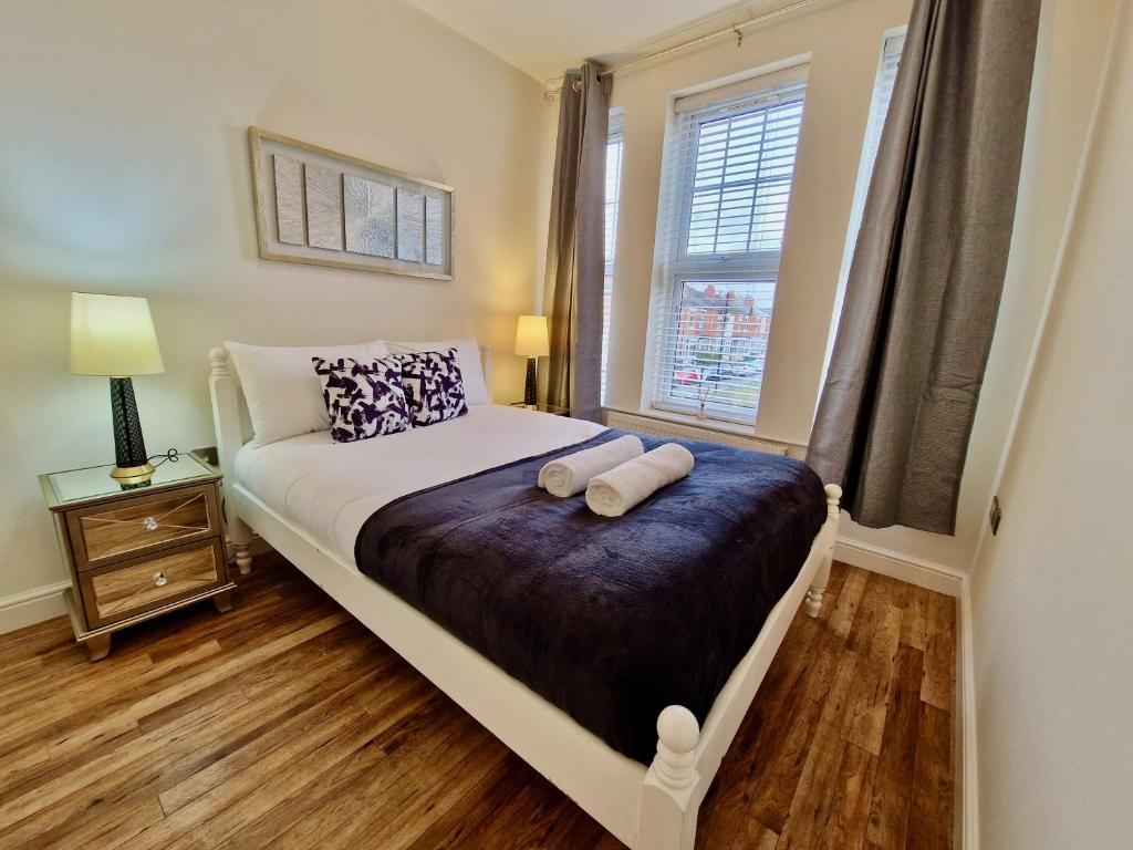 Spacious Luxury Serviced Apartment next to City Centre with Free Parking