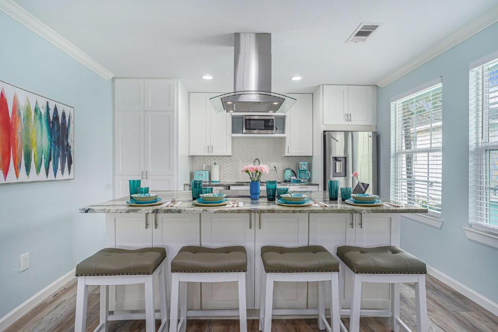 Gorgeous 2BR - Fully Renovated - Bright and Airy