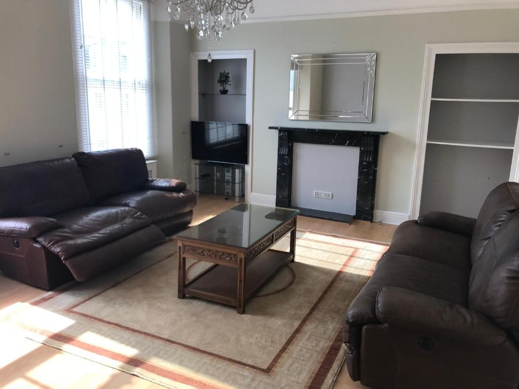 Large modern maisonette with parking