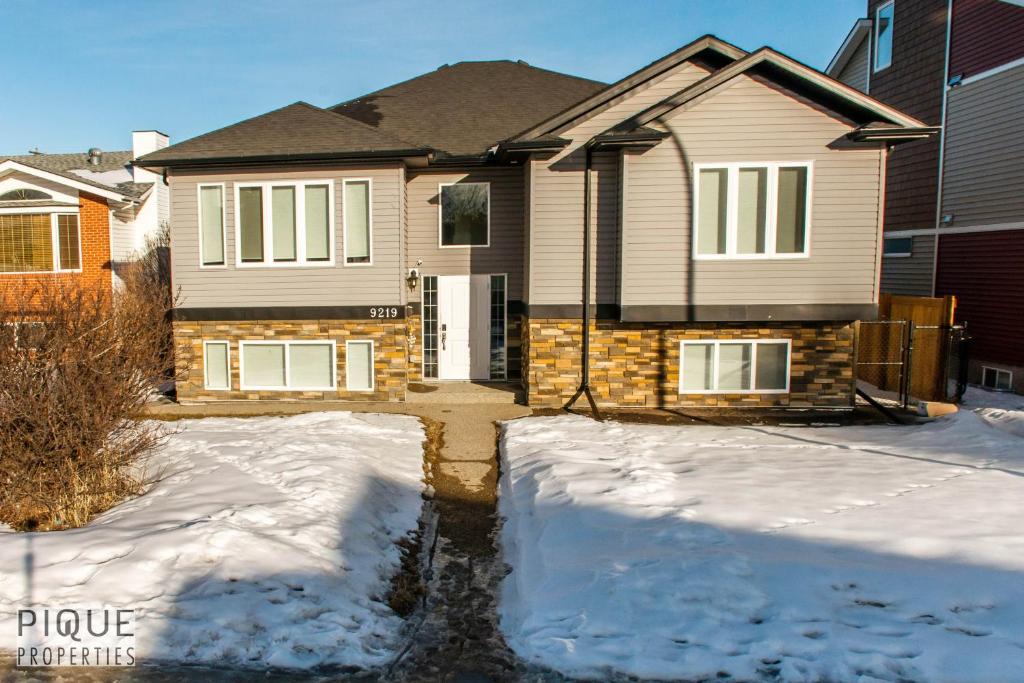TROPICAL OASIS Triplex I Walk to River Valley I w free parking & Fast WiFi!