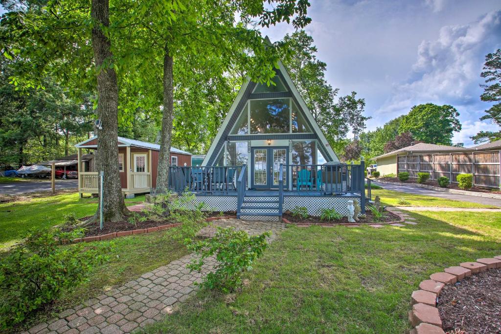 Romantic Pet-Friendly A-Frame on Lake Hamilton!
