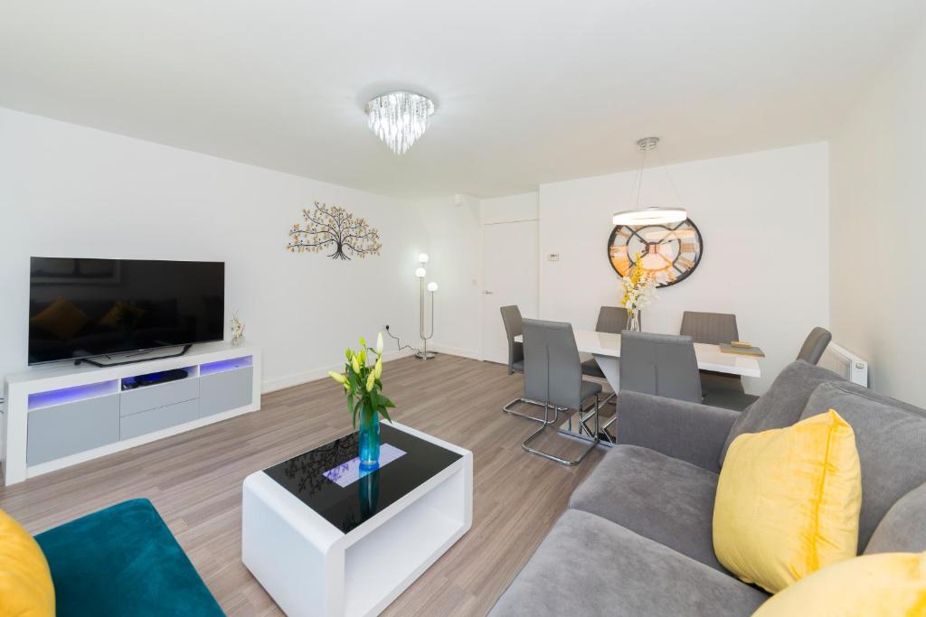 Greenfield Modern 3BR Home - Southcote lane