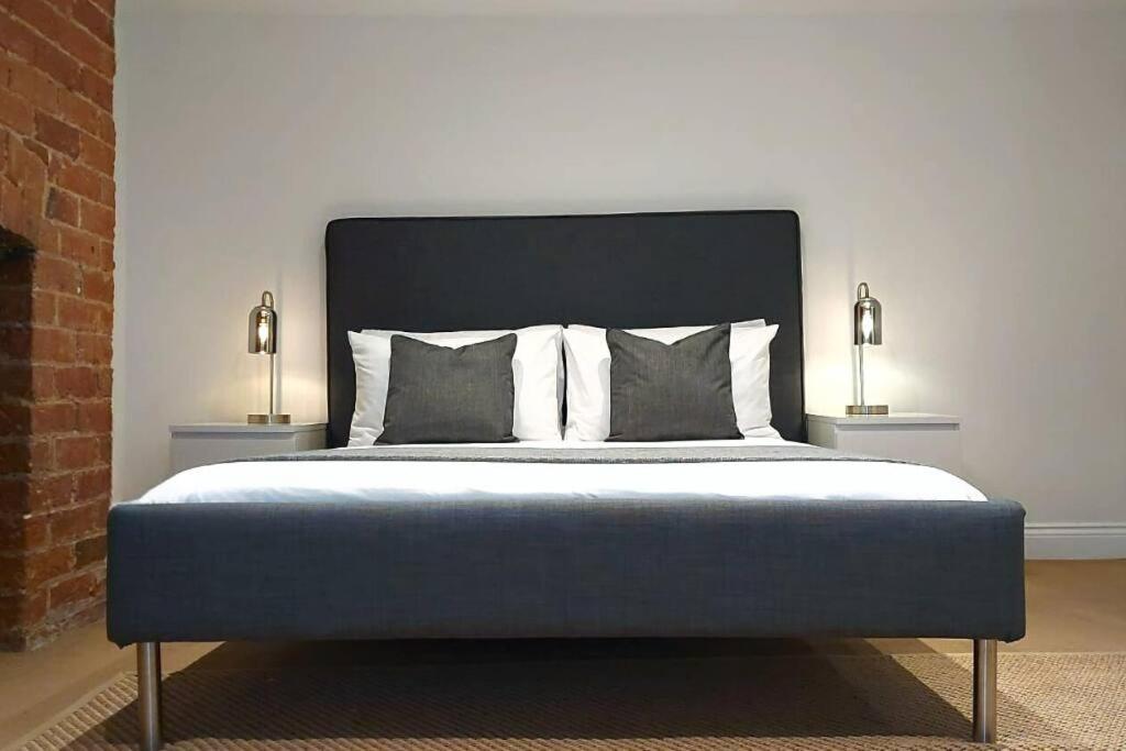 Stylish Apartment in City Centre with Parking