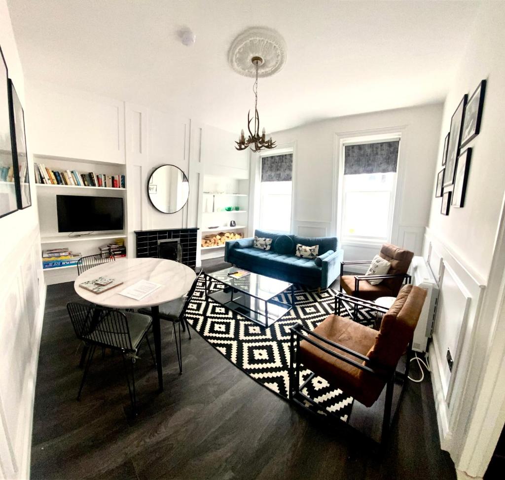Trendy & Central 2 Bed Victorian Apartment