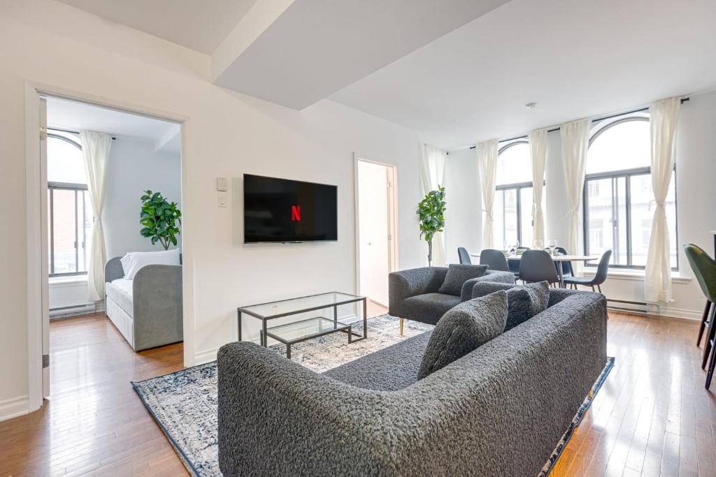 M11 Gorgeous Bright Corner 2BR in Heart of MTL