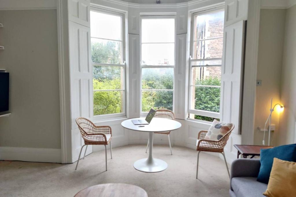 Serene 2 Bedroom Apartment in Clifton