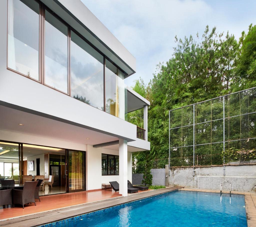 Cemara Villa 4 bedroom with a private pool