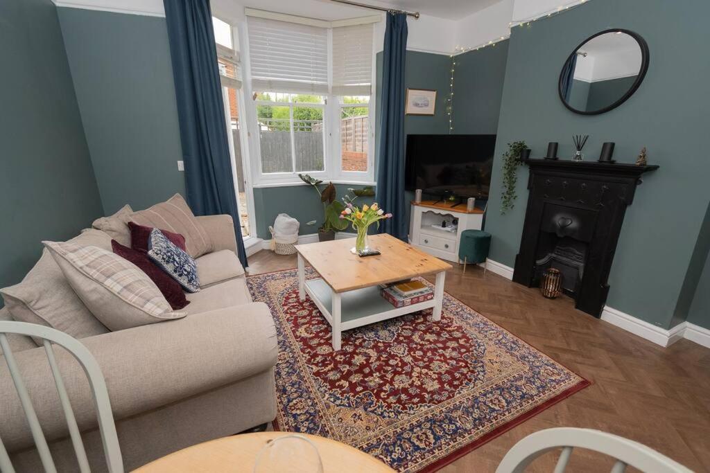 Entire ground floor town flat - Fully equipped and stunning.