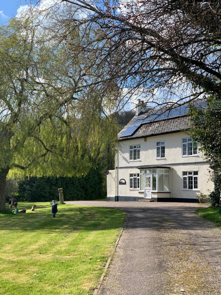 Ideally located Luxury Country Escape-The Lookout-with private garden dog friendly and private hot tub (Honiton)