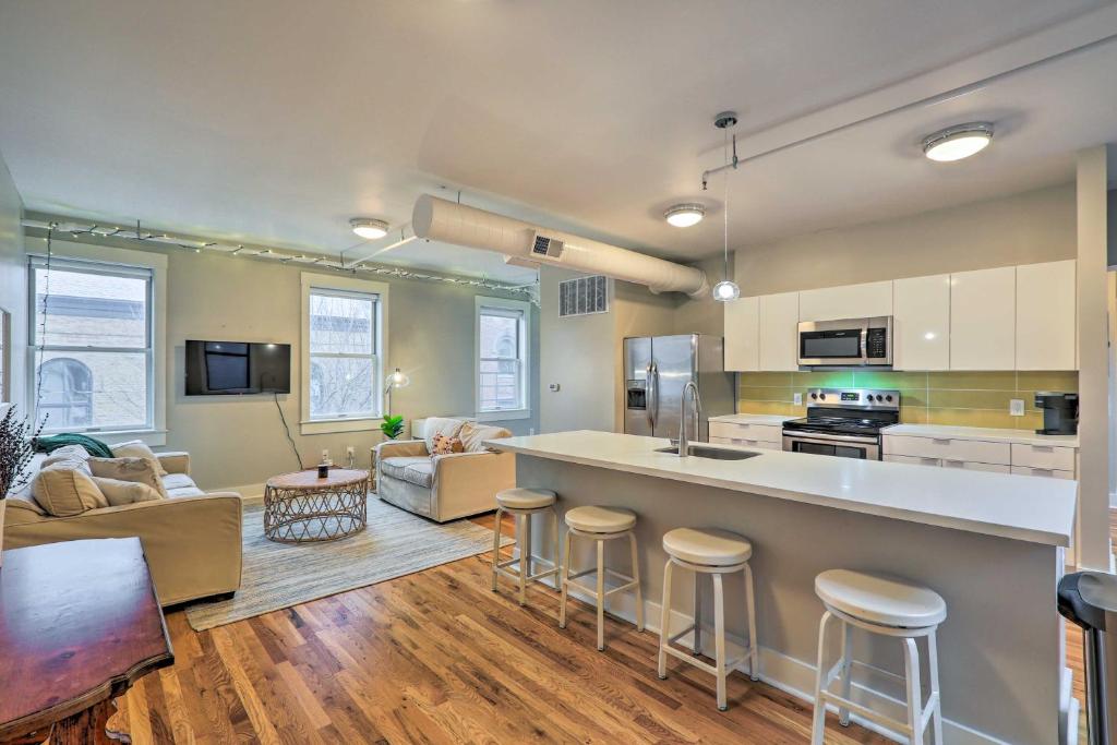 Sunny Dtwn Apartment