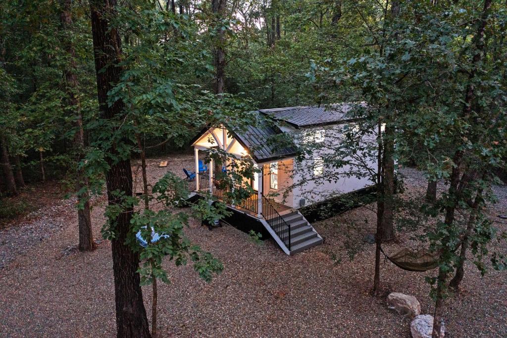 Cozy Canopy of Oaks Cabin with Grill and Games! (Broken Bow)