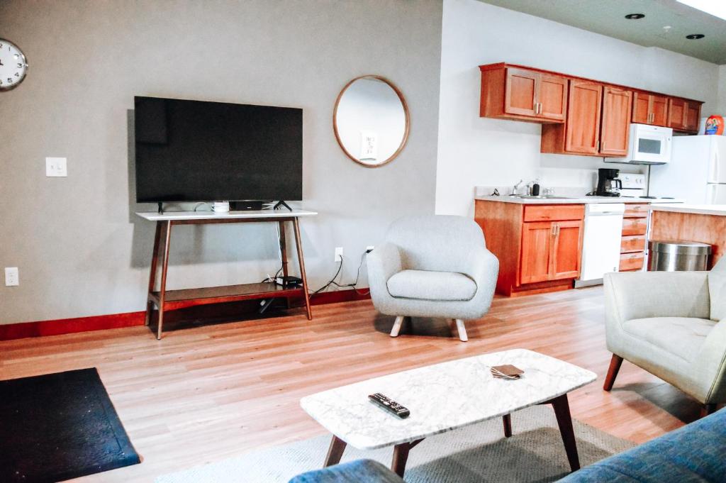 Modern Down Town Base Camp! (Rapid City)