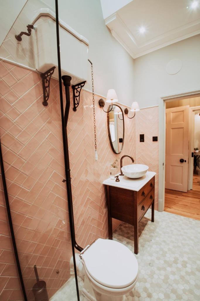 ch1 boutique stays - queen suite (Chester)