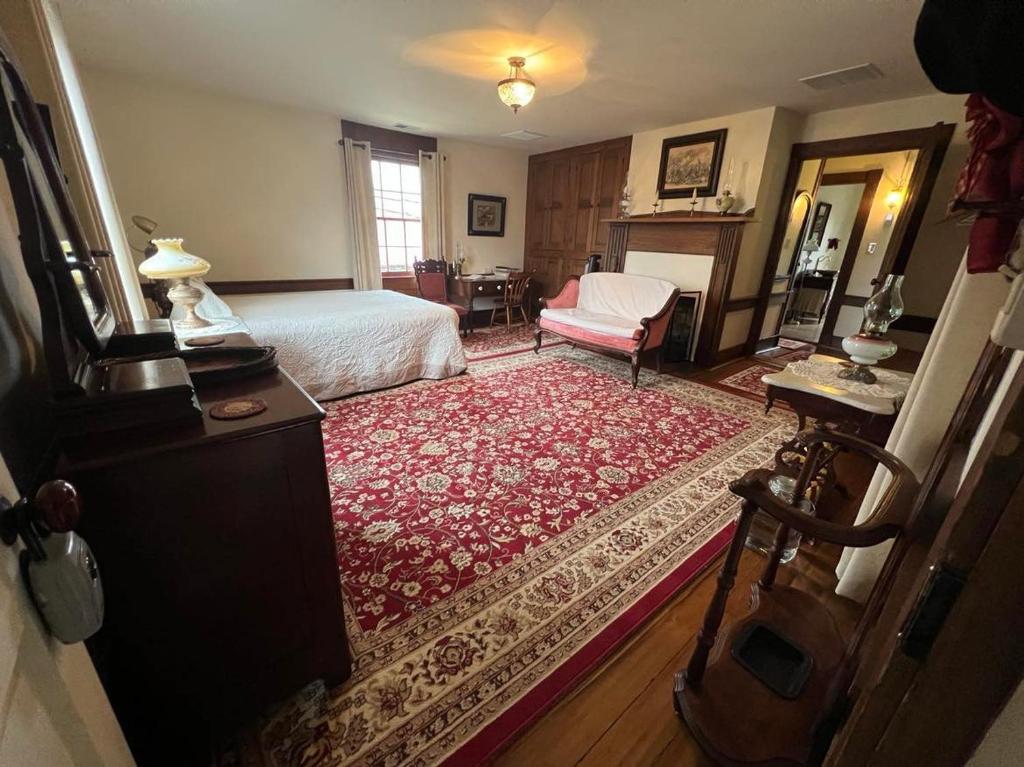 Historic 1 Bedroom 1 Bath Suite with Mini-Kitchen (Elkins)