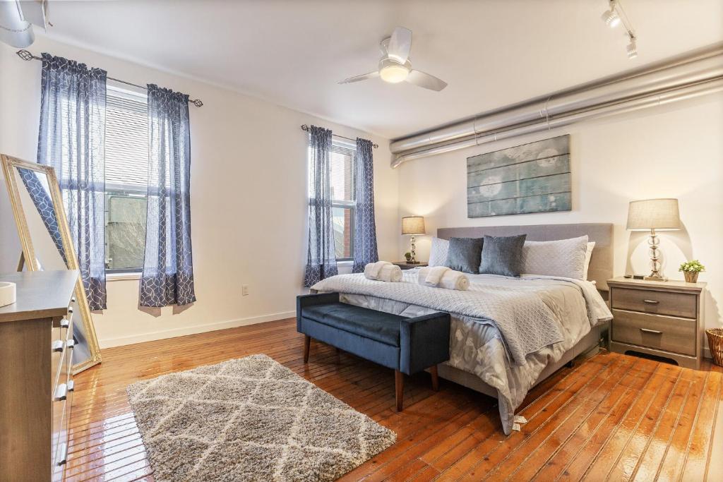 OLD CITY KING*FREEWIFI *4KTV* Walk to Liberty Bell and Independence Mall *W-D*