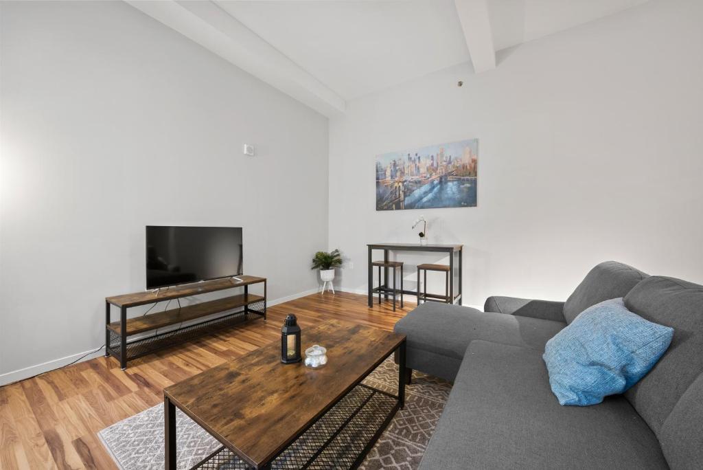 Gorgeous Two Bedroom Condo in Best Central Location 612