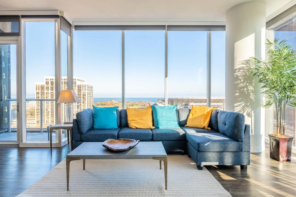 3BR Luxury Glass Apartment With Views Pool & Gym
