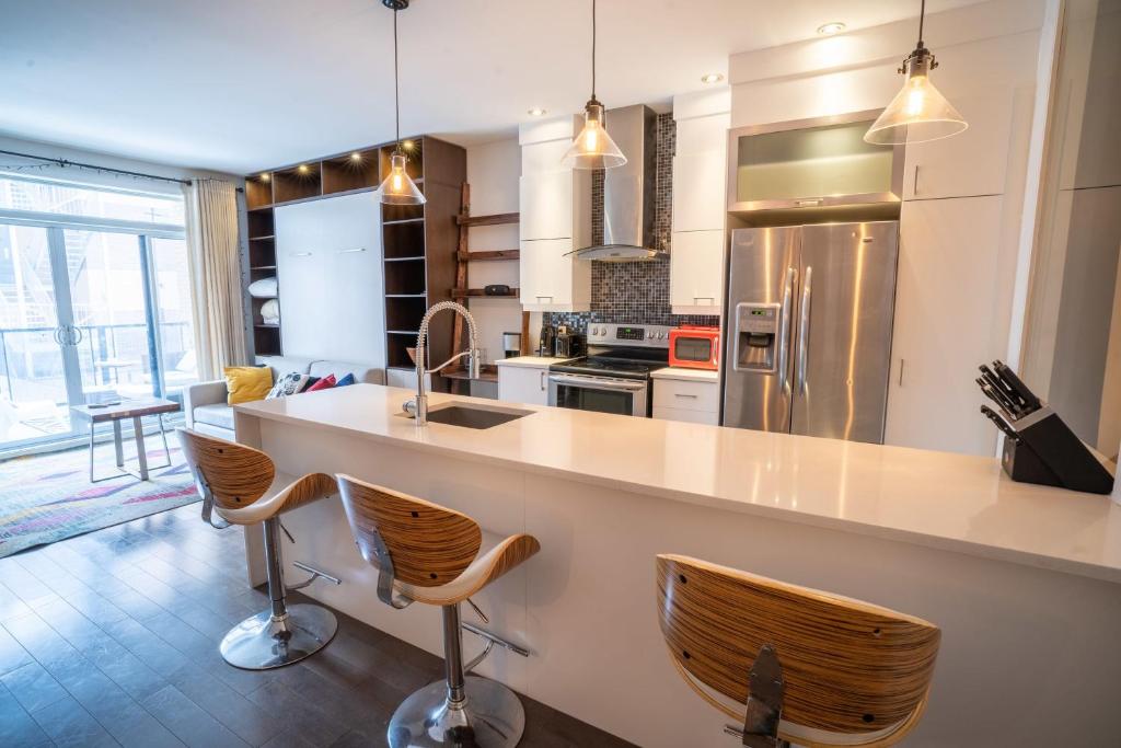 Breathtaking 3 Beds Apt a 2-Mins Walk From METRO!