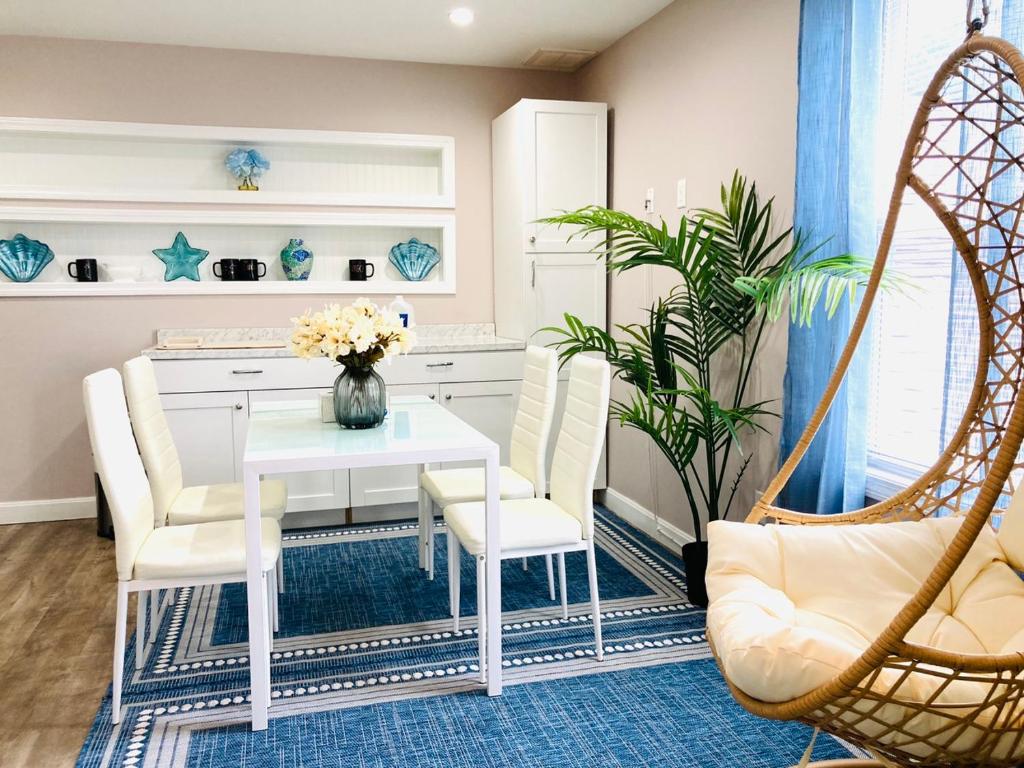 Private Garden View Apartment with 2 Bedrooms (Cranston)