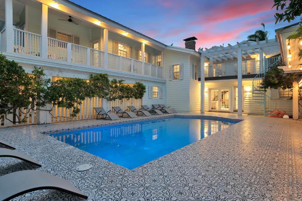 Sunny & Spacious Estate 5 stars Location Heated Pool Included Game Room Playground