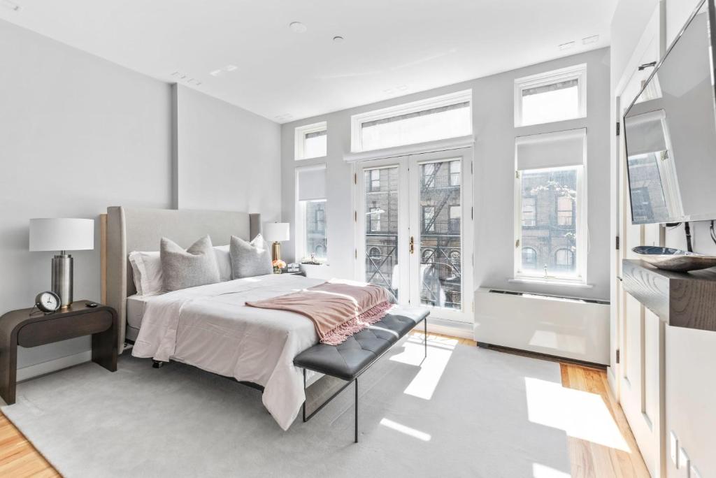 Luxe Studio Apt with Charming Juliet Balcony