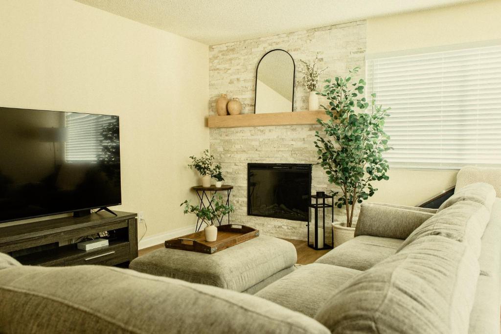 Cozy Family Home - 20 Mins from Disneyland (Placentia)