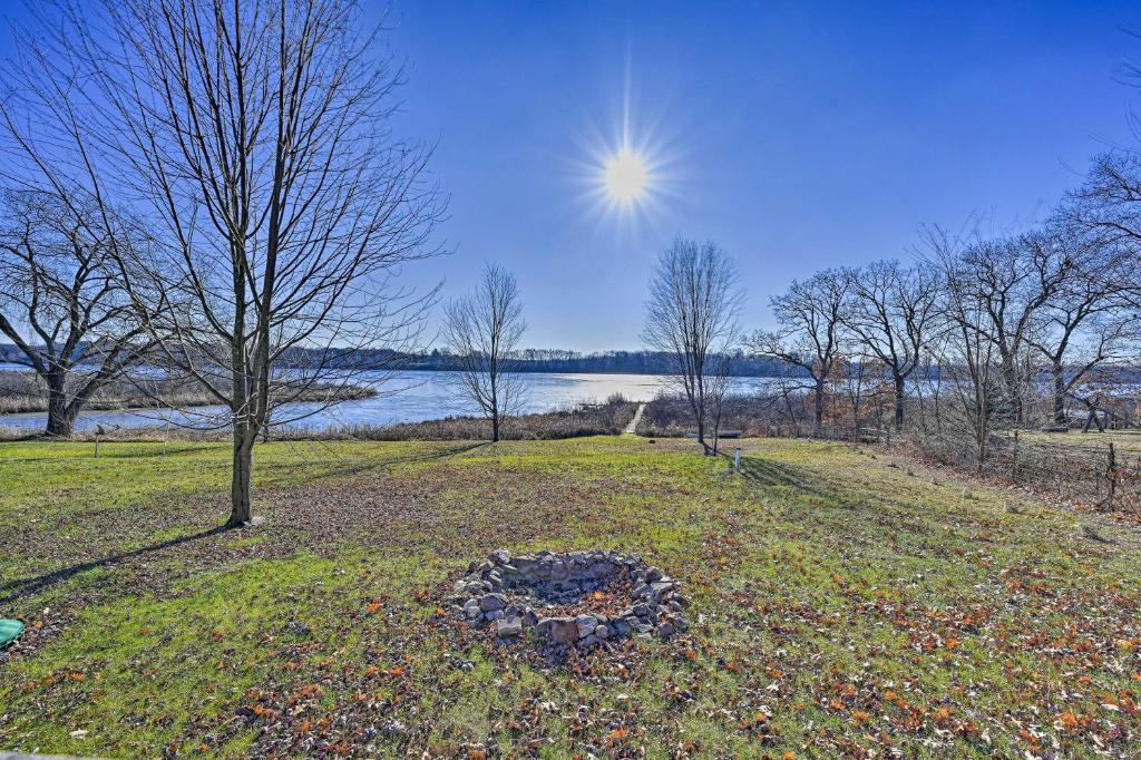 Sunny Lakefront Retreat Boat (Montello)